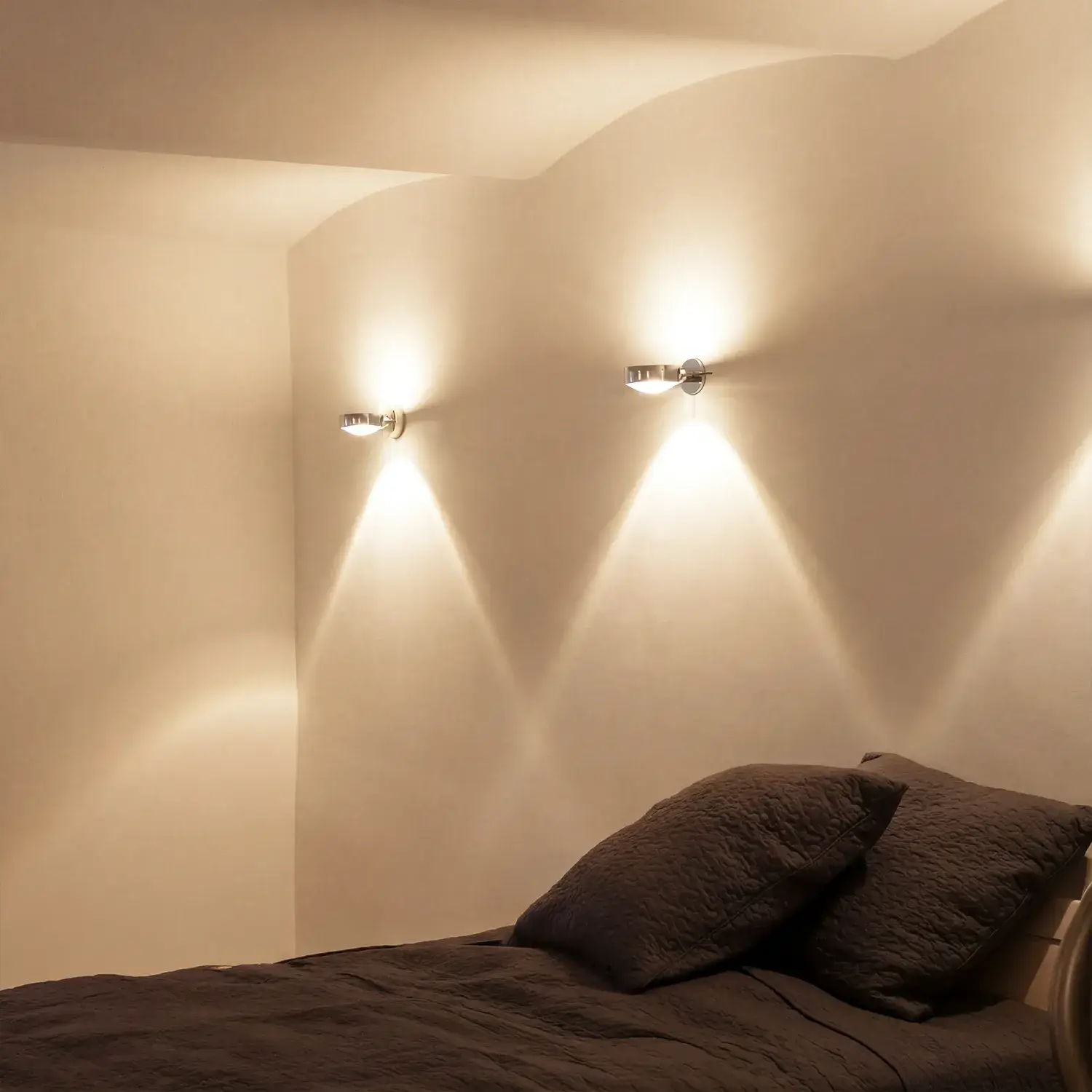 Schlafzimmer mit sanfter, heller Wandfarbe, indirekter Beleuchtung und harmonischer Raumwirkung als Ergebnis eines gesundheitsorientierten Farbkonzepts vom Fachbetrieb für Gesundes Wohnen in Düsseldorf durch Malermeister Kleinau