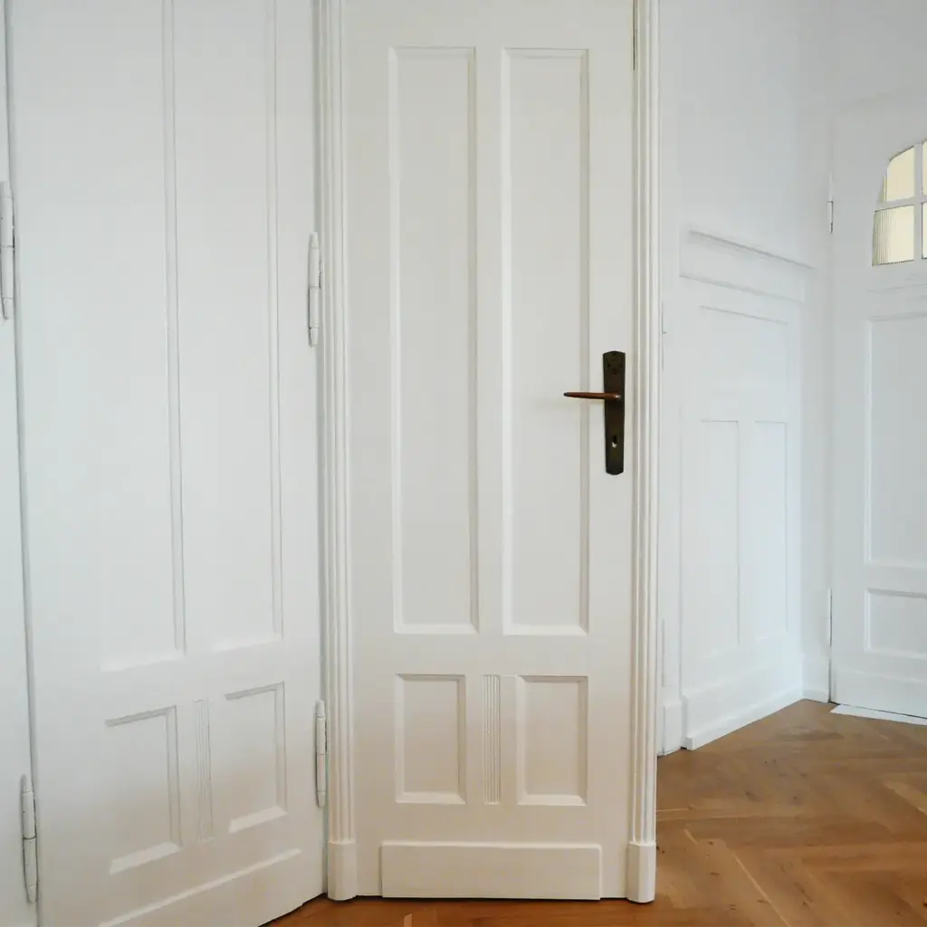 Aufgearbeitete Altbautüren und Zargen mit hochwertiger Lackierung im Zuge der Altbau Oberkassel Sanierung in Düsseldorf