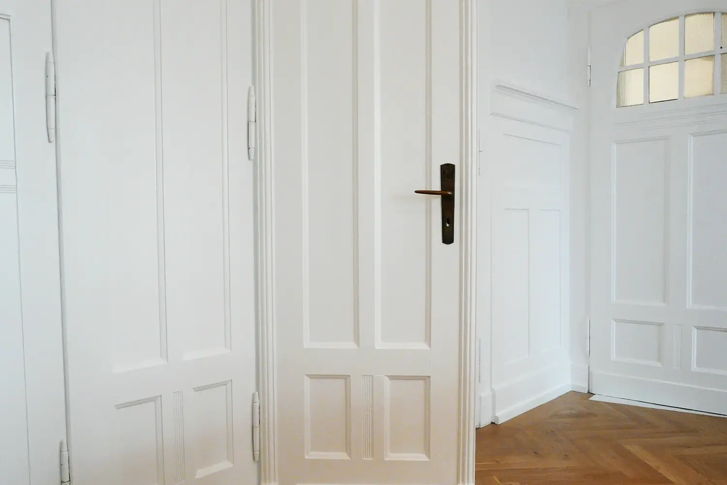 Aufgearbeitete Altbautüren und Zargen mit hochwertiger Lackierung im Zuge der Altbau Oberkassel Sanierung in Düsseldorf