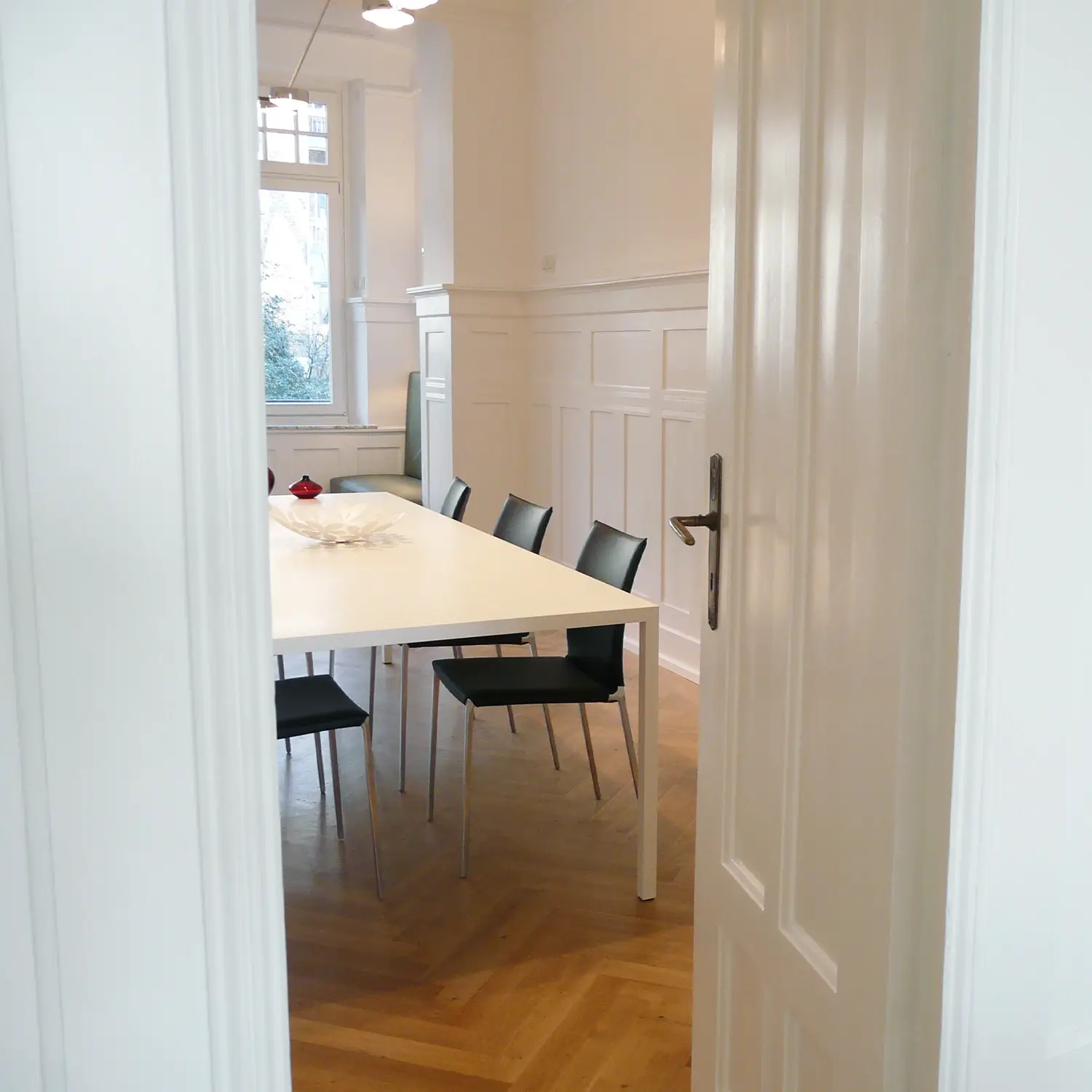 Einblick in einen sanierten Altbau-Wohnraum in Düsseldorf mit restaurierten Oberflächen und klassischer Raumstruktur