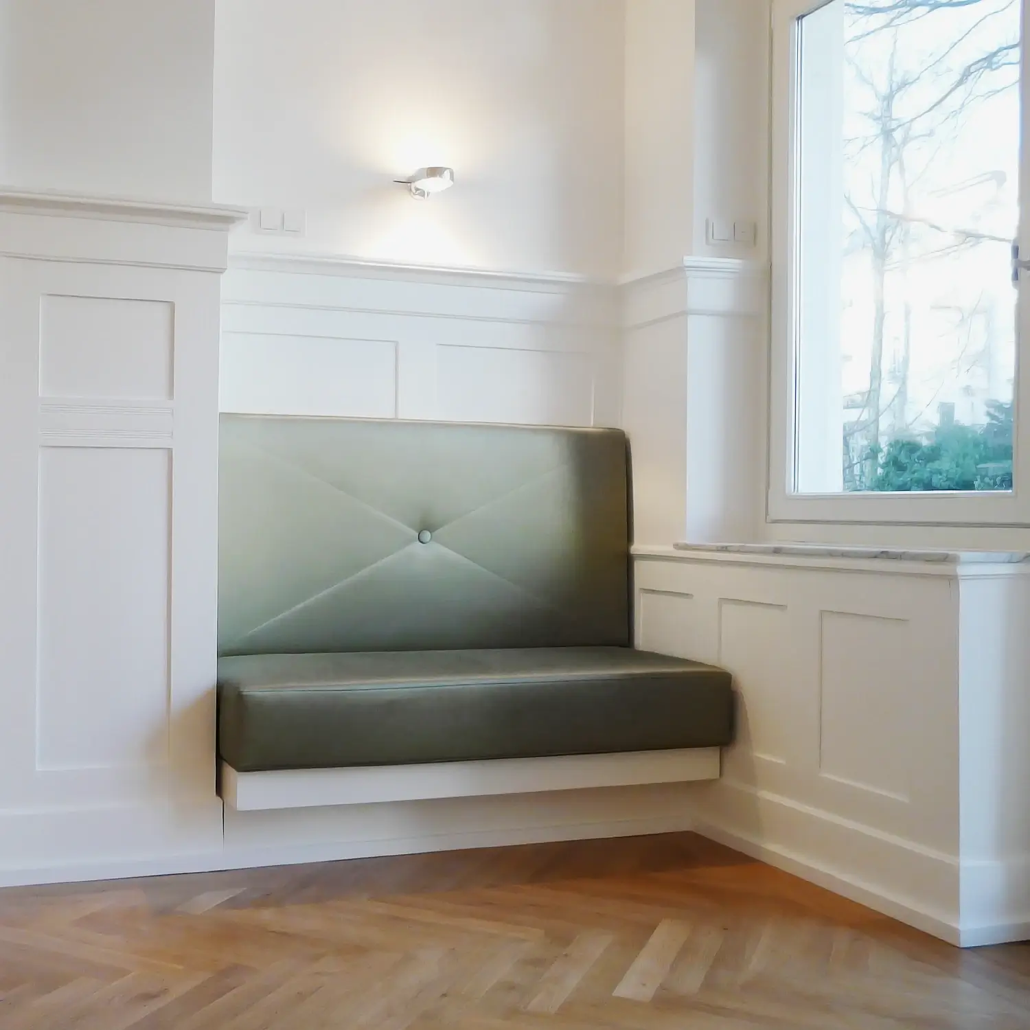 Maßgefertigte Sitznische und Wandverkleidung in einem sanierten Altbau in Düsseldorf