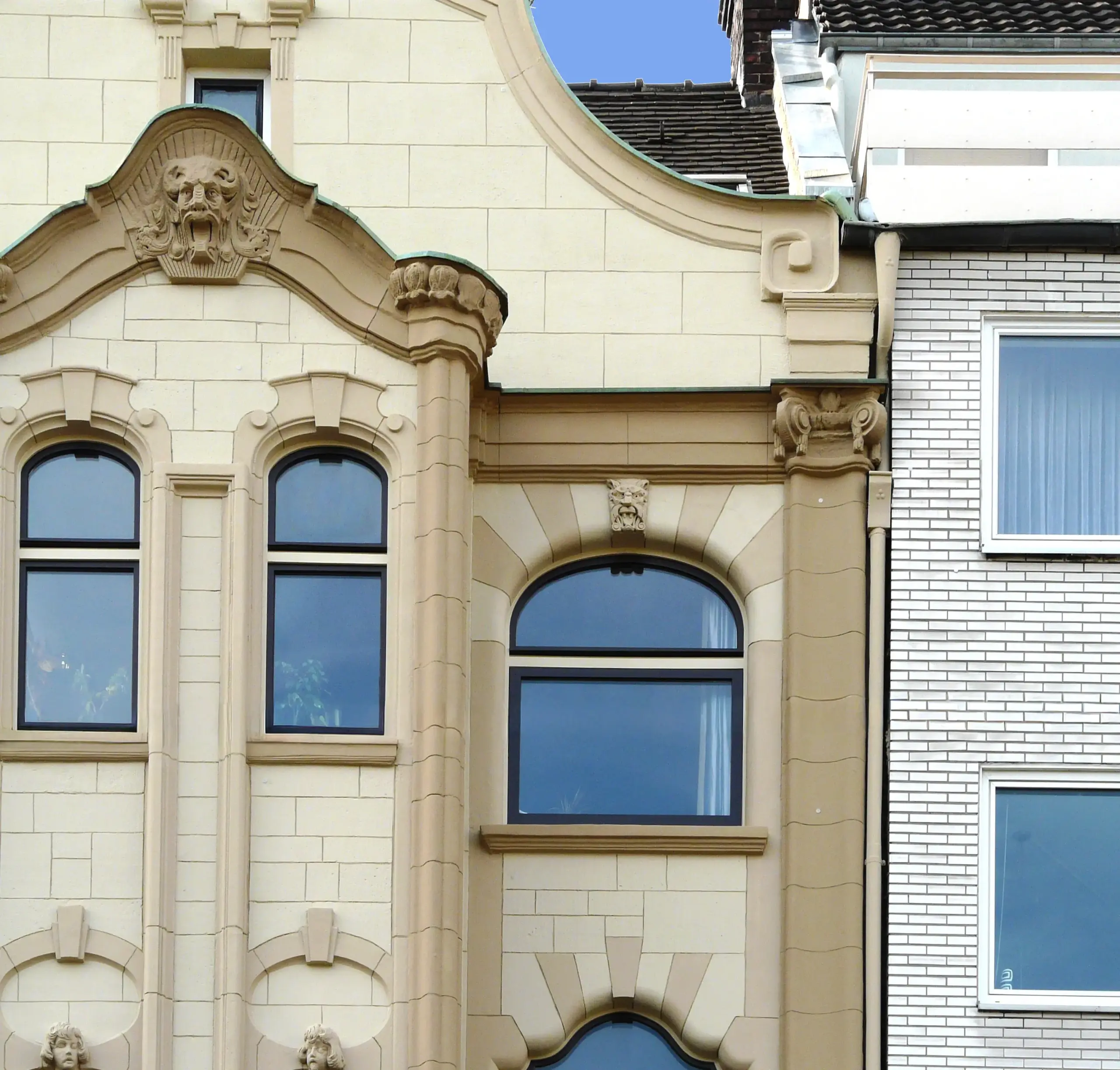 Detailansicht einer historischen Altbaufassade mit Stuckelementen vor der farblichen Überarbeitung durch einen erfahrenen Maler für Anstricharbeiten in Düsseldorf von Malermeister Kleinau