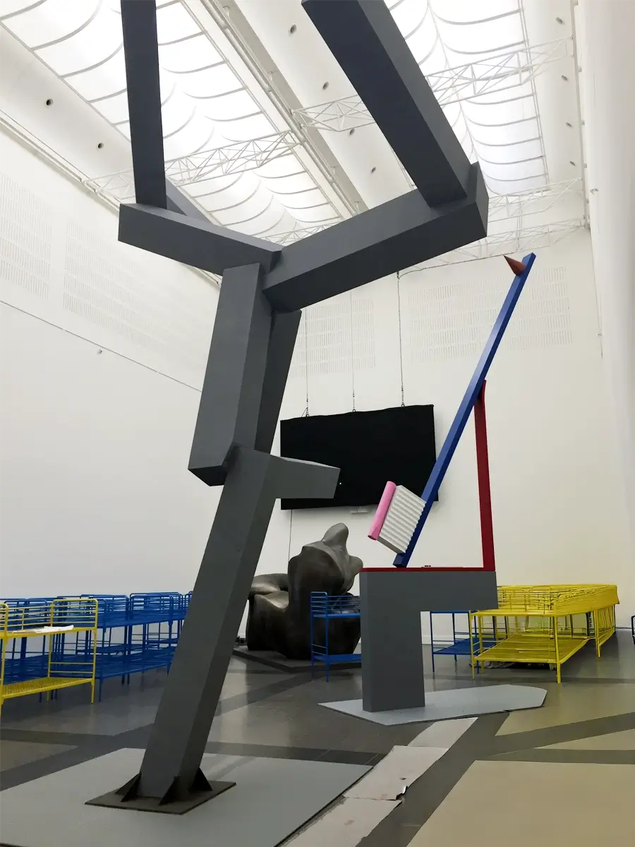 Großformatige Skulpturinstallation im Ausstellungsraum – Malerarbeiten im Museum K20 in Düsseldorf