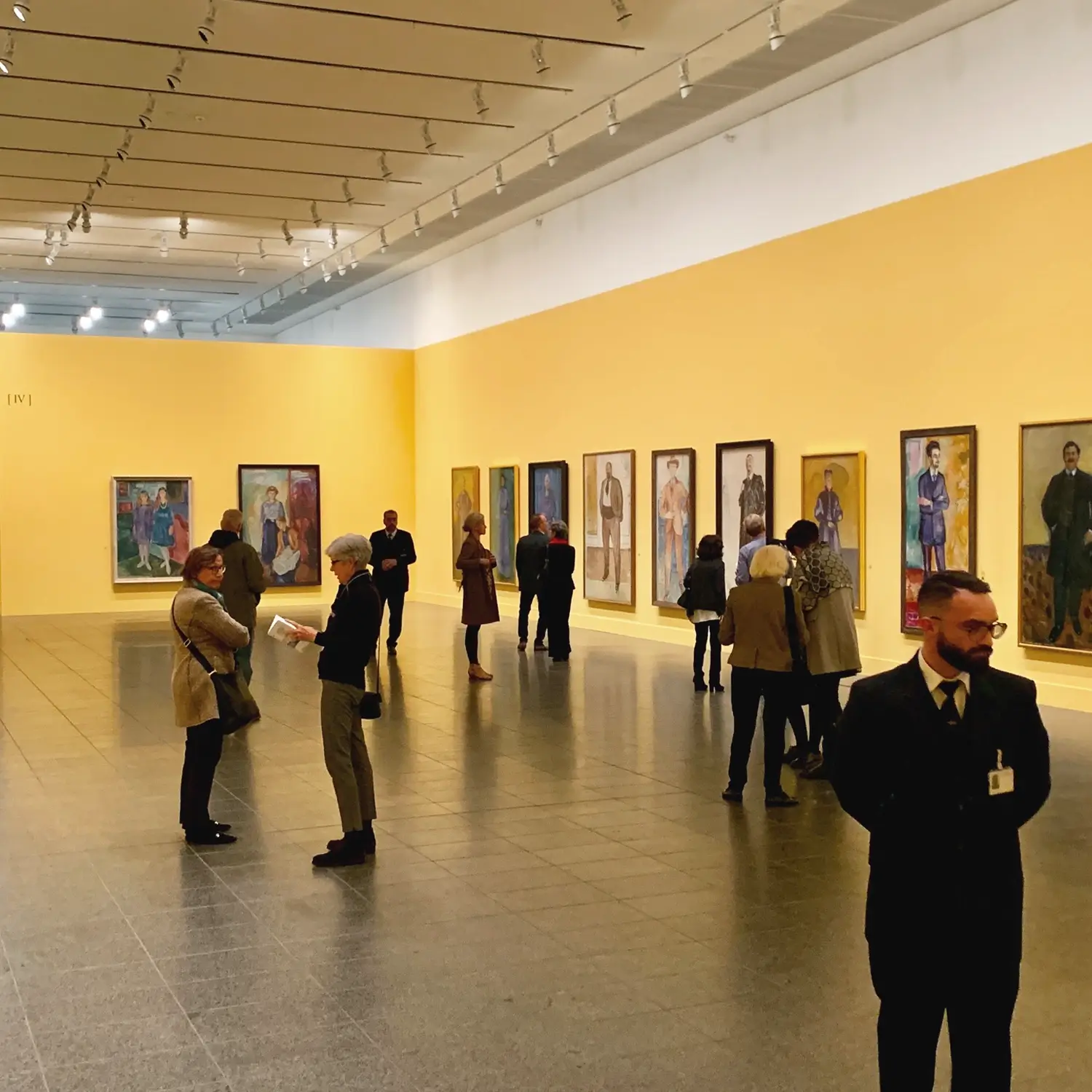 Ausstellungsraum mit gelb gestrichenen Wänden und Kunstwerken im Museum K20 in Düsseldorf