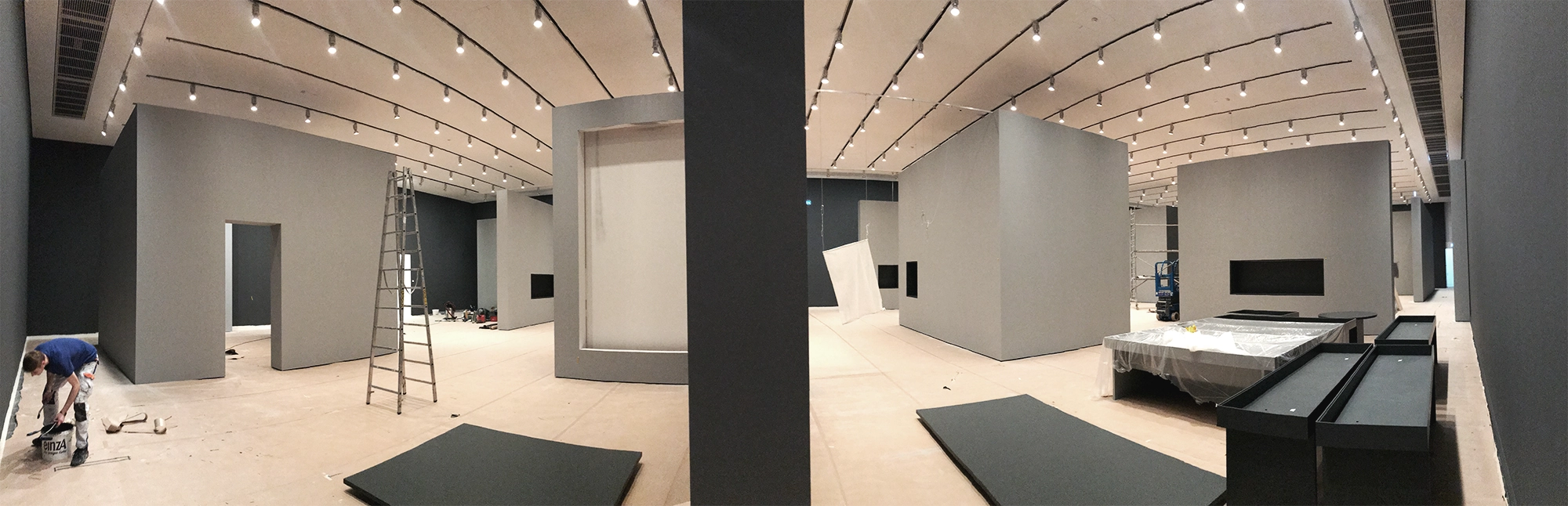 Umbau und malertechnische Arbeiten in großzügigem Museumsraum mit modularen Ausstellungswänden
