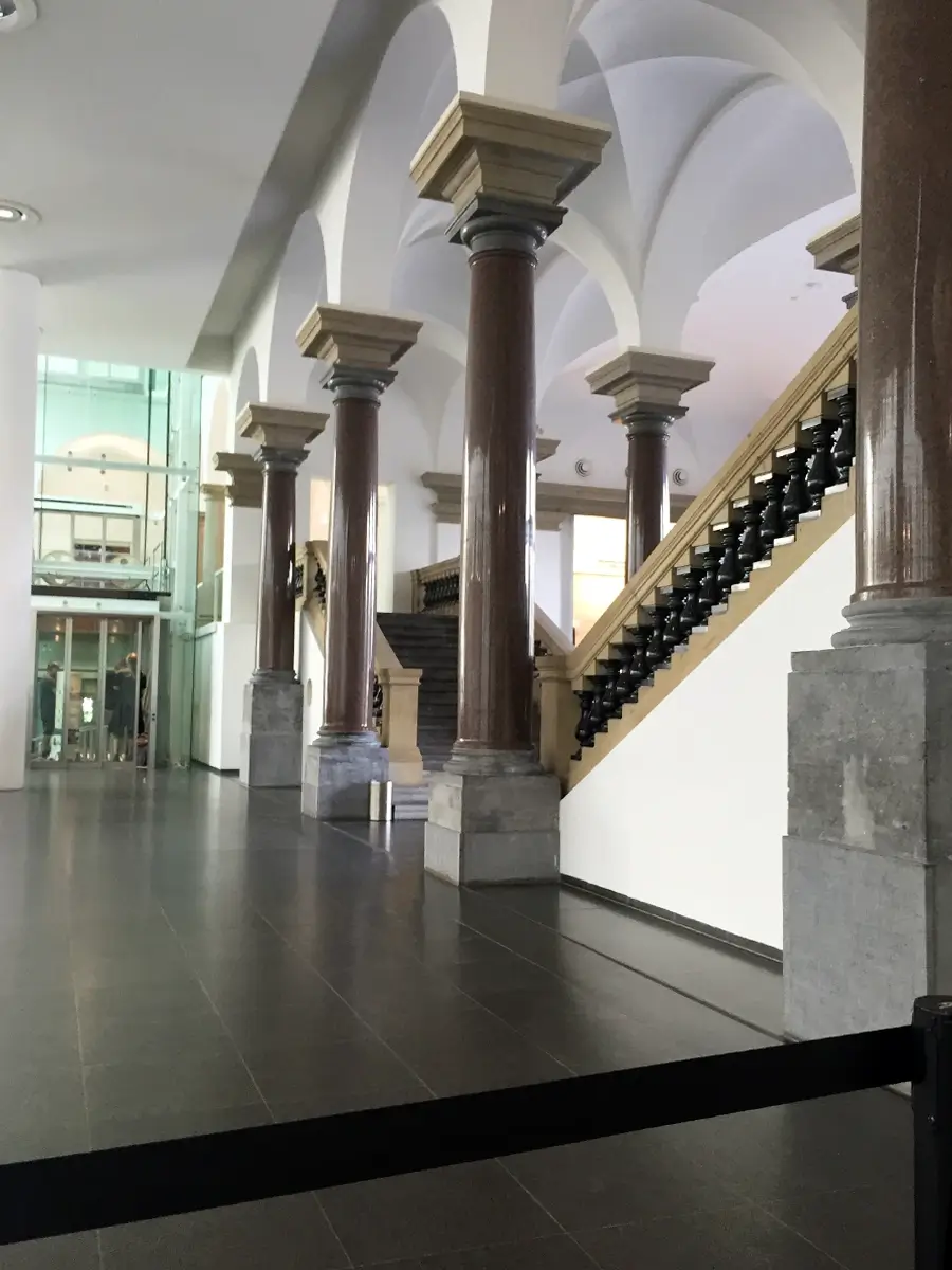 Historische Säulenhalle im K21 Ständehaus Düsseldorf mit ausgeführten Malerarbeiten an Wänden und Architekturdetails