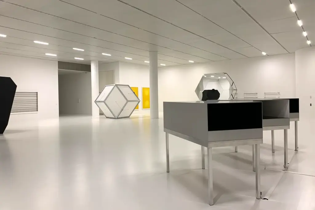 Ausstellungsraum im K21 Düsseldorf mit hellen, präzisen Wand- und Bodenoberflächen, ausgeführt vom Malermeisterbetrieb Kleinau Düsseldorf