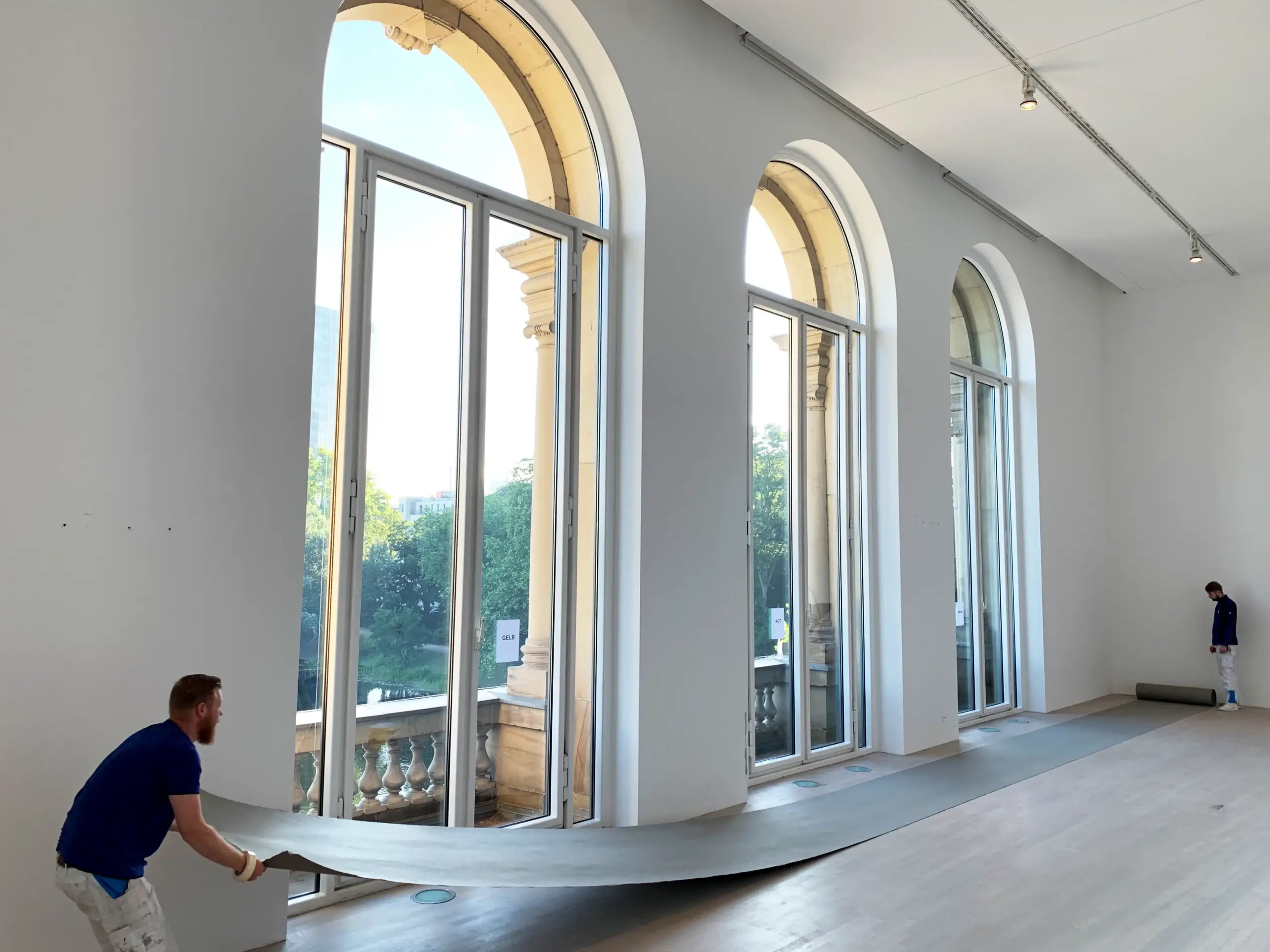 Malerarbeiten im K21 Düsseldorf während laufendem Museumsbetrieb an großflächigen Wand- und Fensterbereichen