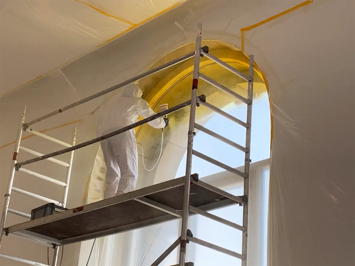 Detailansicht handwerklicher Malerarbeiten im K21 Ständehaus Düsseldorf bei der Bearbeitung architektonischer Bögen an den Fensterscheiben
