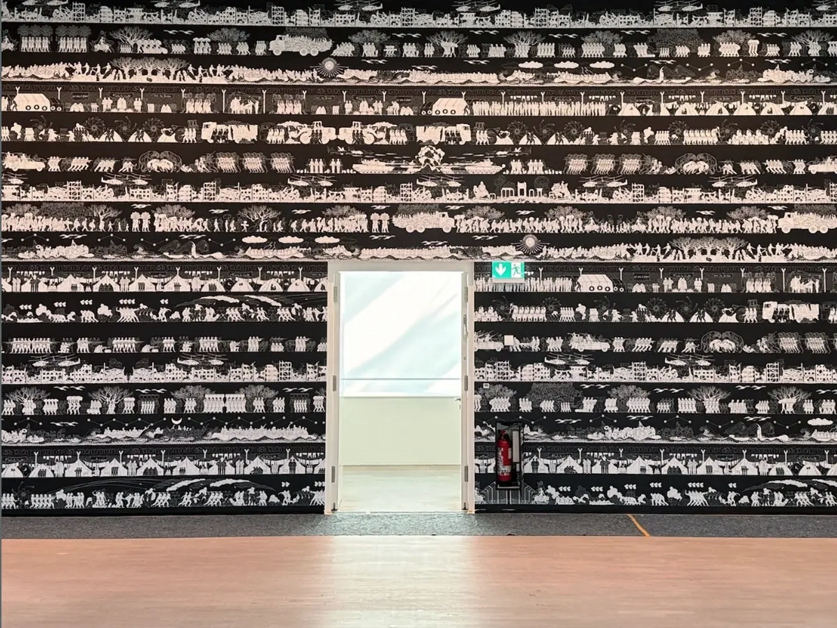 Malerarbeiten im K21 Düsseldorf mit individuell gestalteter Wandfläche und grafischer Tapete im Ausstellungsbereich