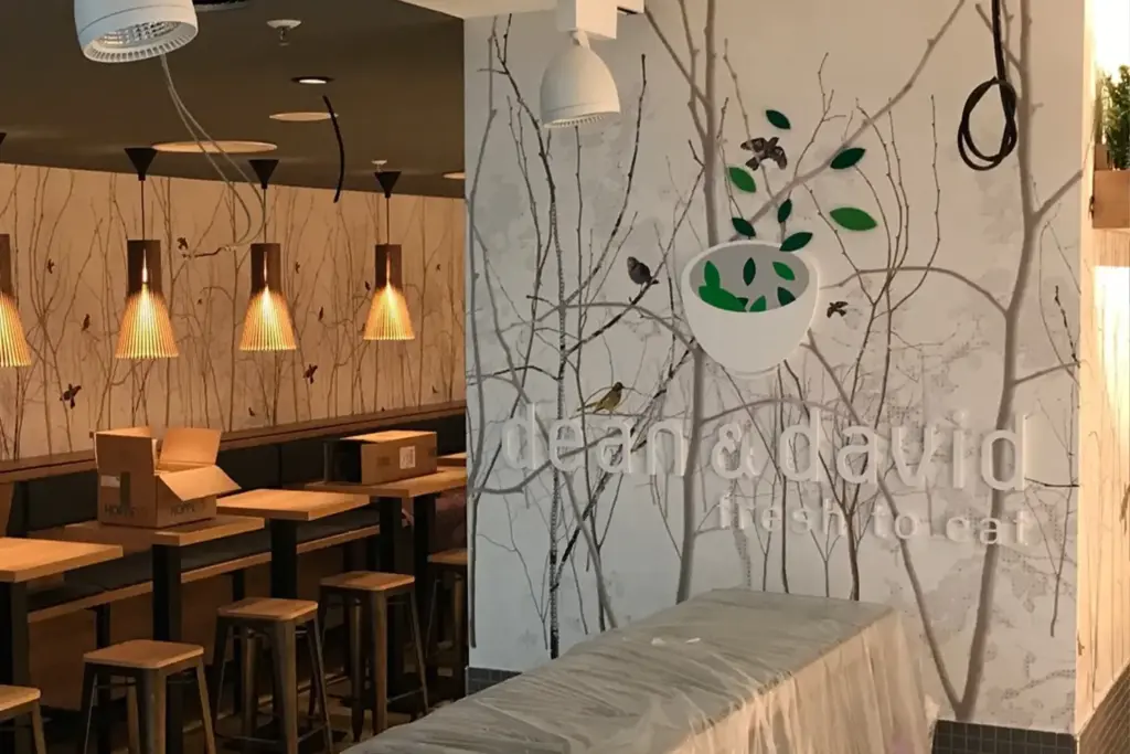 Tapezierungsarbeiten durch Maler für Tapezierungsarbeiten in Düsseldorf – Kleinau gestaltet Wandflächen mit dekorativer Mustertapete im Gastronomiebereich.