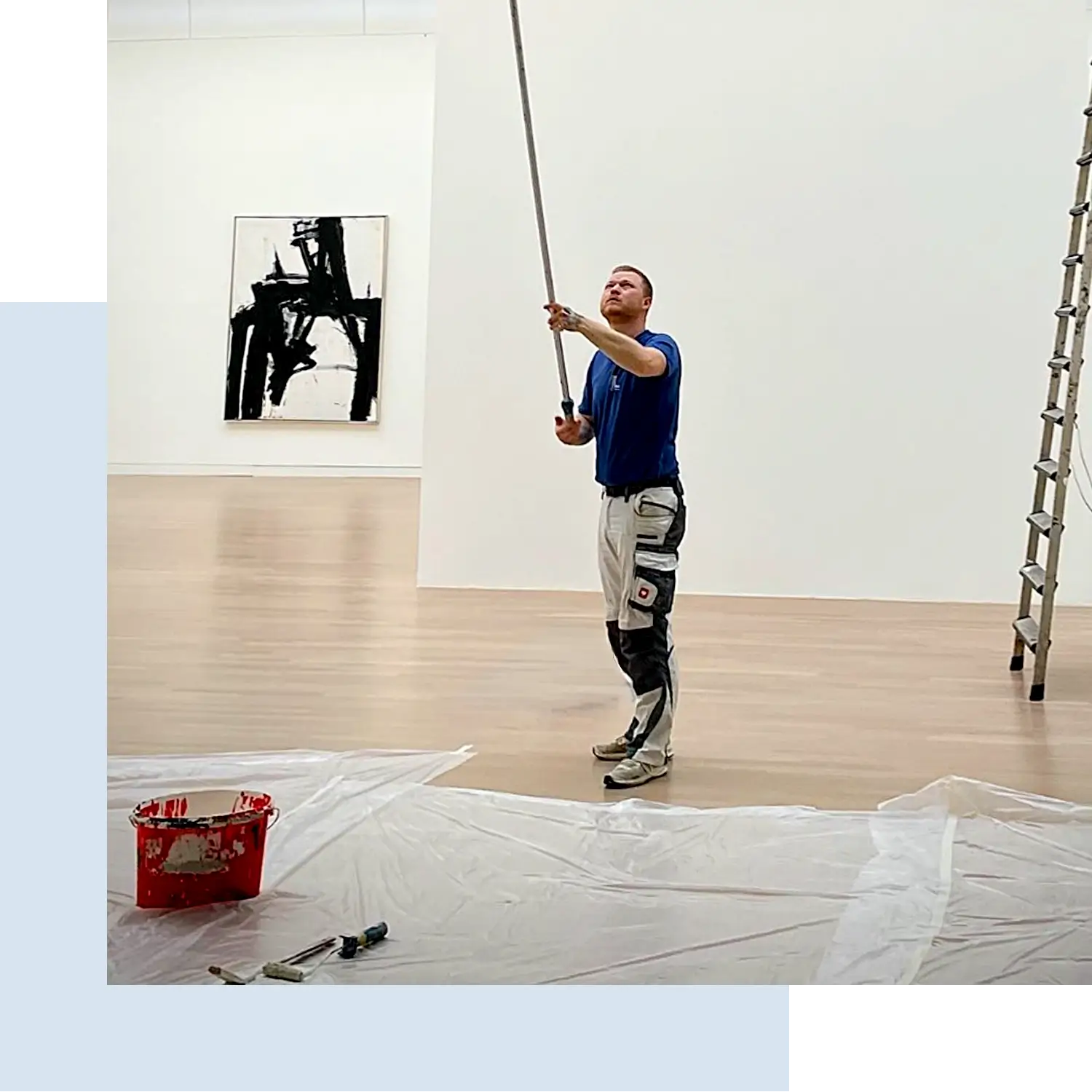 Kleinau Malermeisterbetrieb in Düsseldorf – Malermeister Kleinau bei professionellen Malerarbeiten in einem Ausstellungsraum