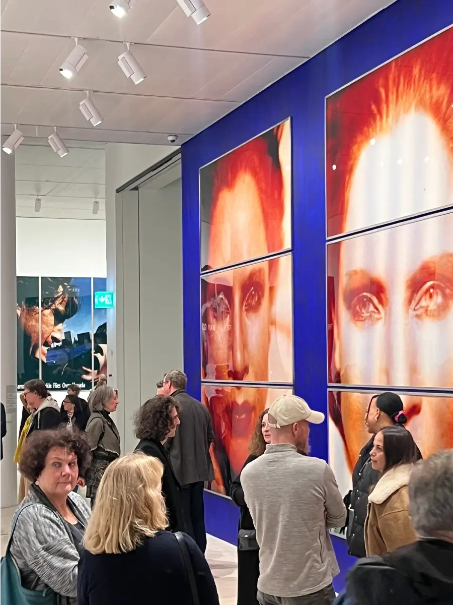 Ausstellungseröffnung mit Anstricharbeiten von Kleinau im Museum K21 in Düsseldorf