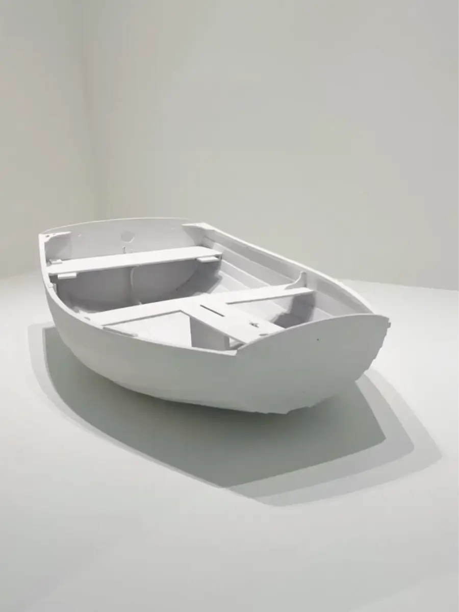 Ein lackiertes Boot aus einer Ausstellung im Museum als Referenz zu Lackierarbeiten in Düsseldorf