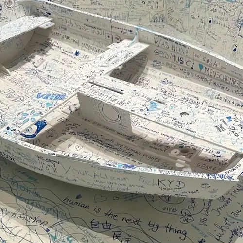 Ein lackiertes Boot aus einer Ausstellung im Museum als Referenz zu Lackierarbeiten in Düsseldorf