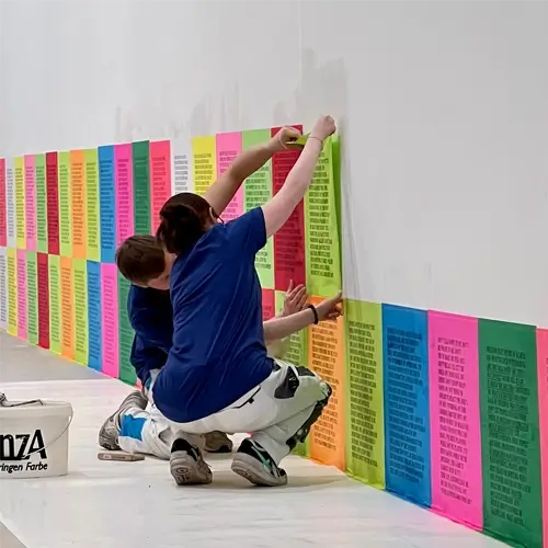 Malerbetireb Kleinau bei Tapezierarbeiten für eine Ausstellung im Museum K21 Düsseldorf