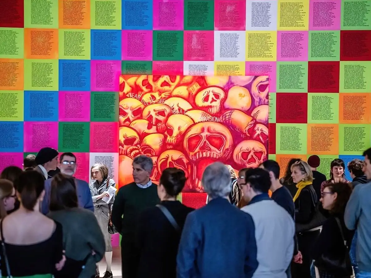 Viele Menschen in der Ausstellung im Museum K21 in Düsseldorf mit Tapezierarbeiten vom Malerbetrieb Kleinau