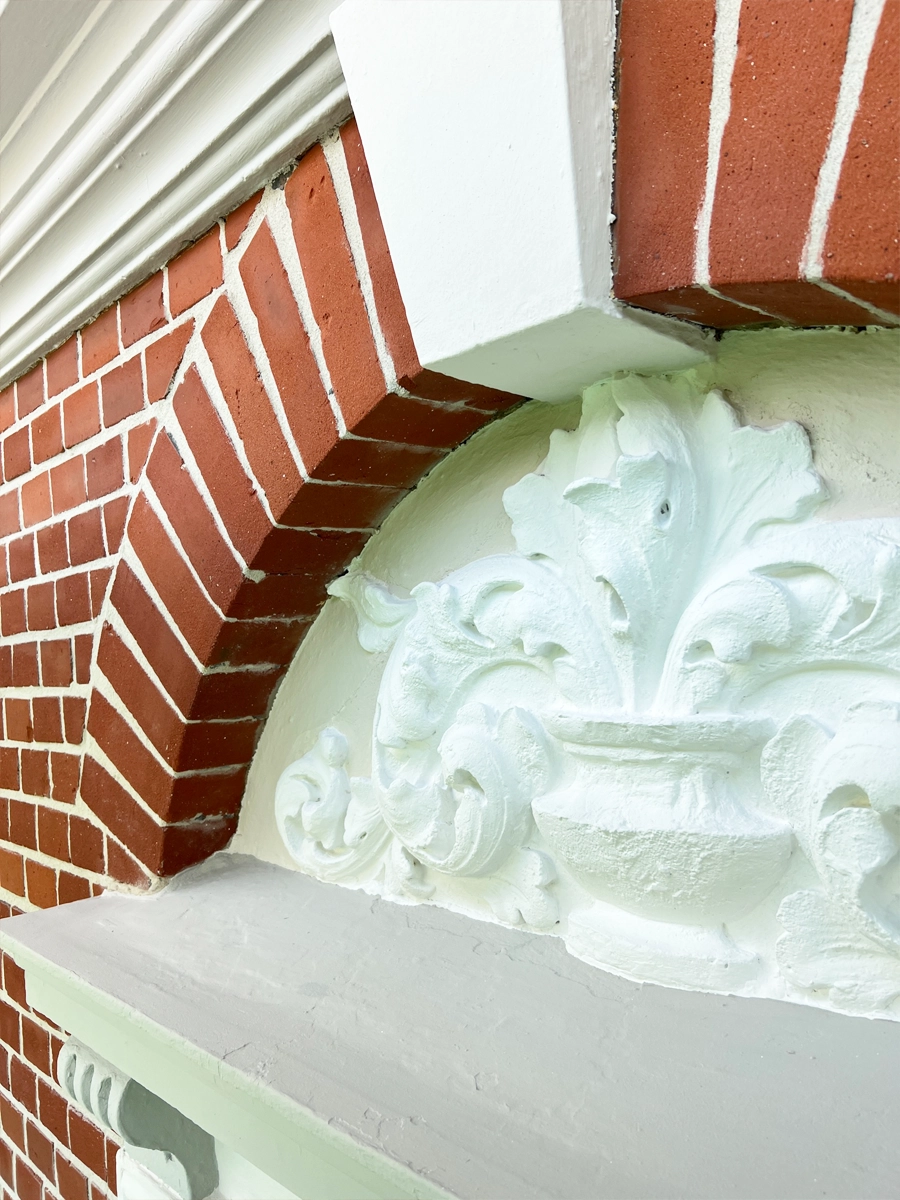 Restauriertes Fassadendetail mit Zierornament und Backsteinbogen an einem Altbau in Düsseldorf