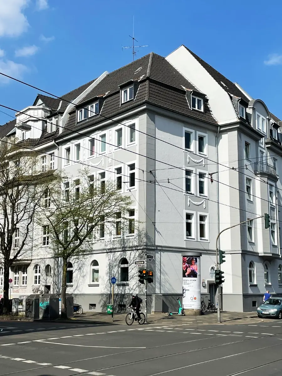 Restaurierte Stuckfassade eines Mehrfamilienhauses mit historischen Ornamenten in Düsseldorf