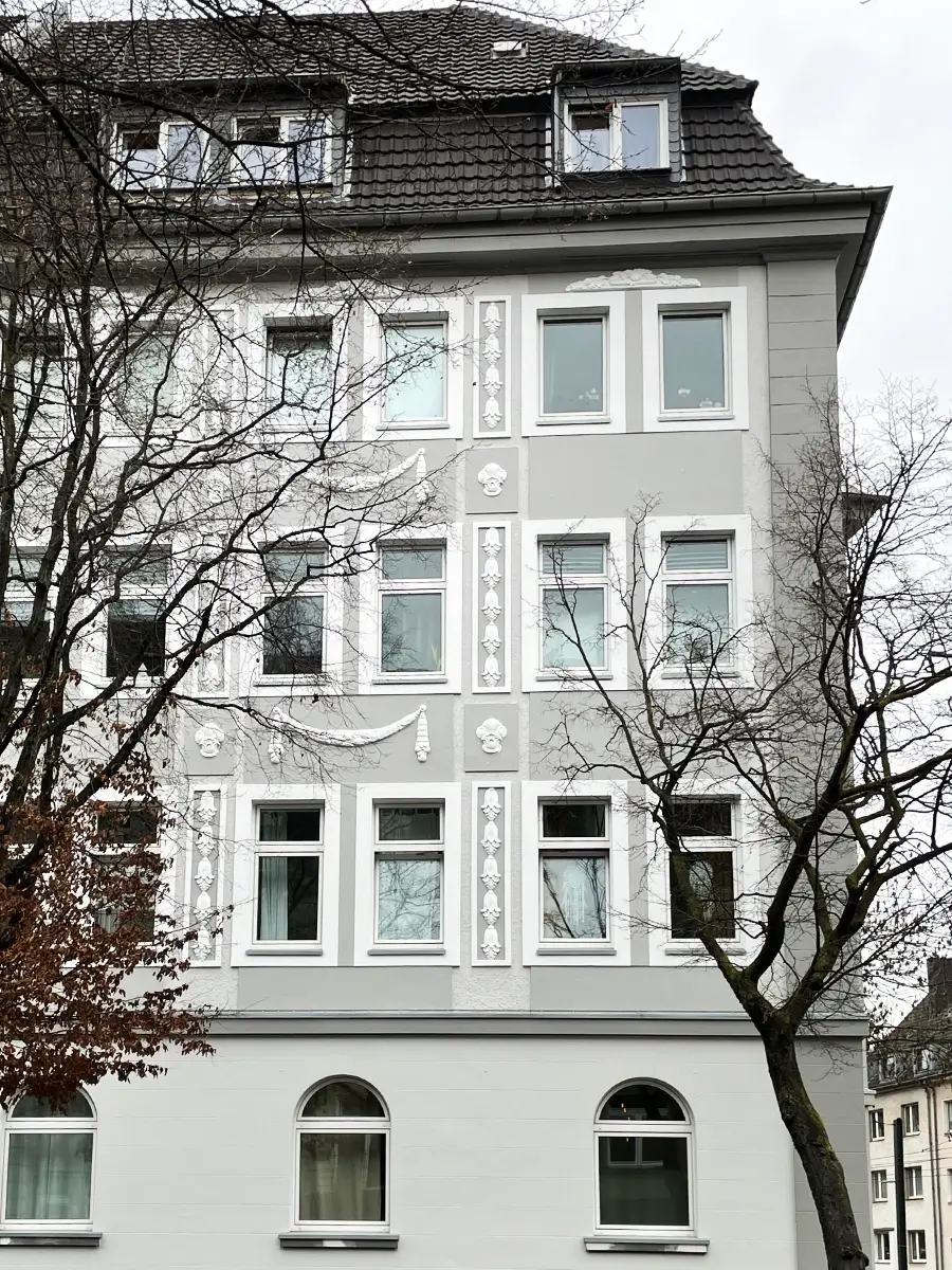Sanierte Altbaufassade an einer Straßenecke in Düsseldorf – Referenzen Fassade Malermeister Kleinau